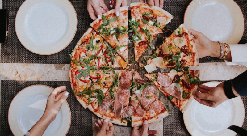 Pizza auf dem Tisch