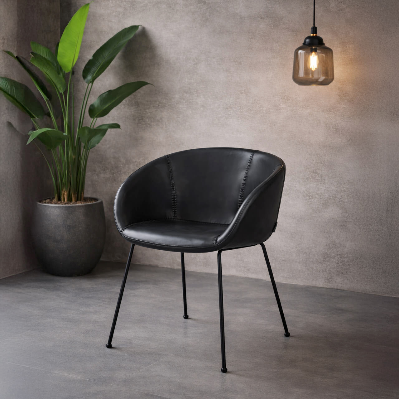 Estara Antique Black Indoorstuhl mit Armlehnen und Vollpolsterung – Stimmungsbild