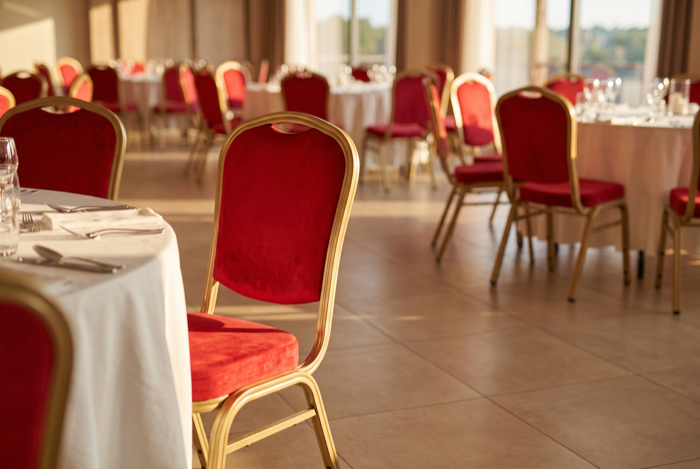 Rote Bankettstühle in festlichem Saal