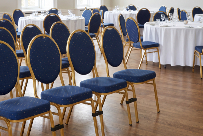 Blaue Bankettstühle mit Verbindern im Saal