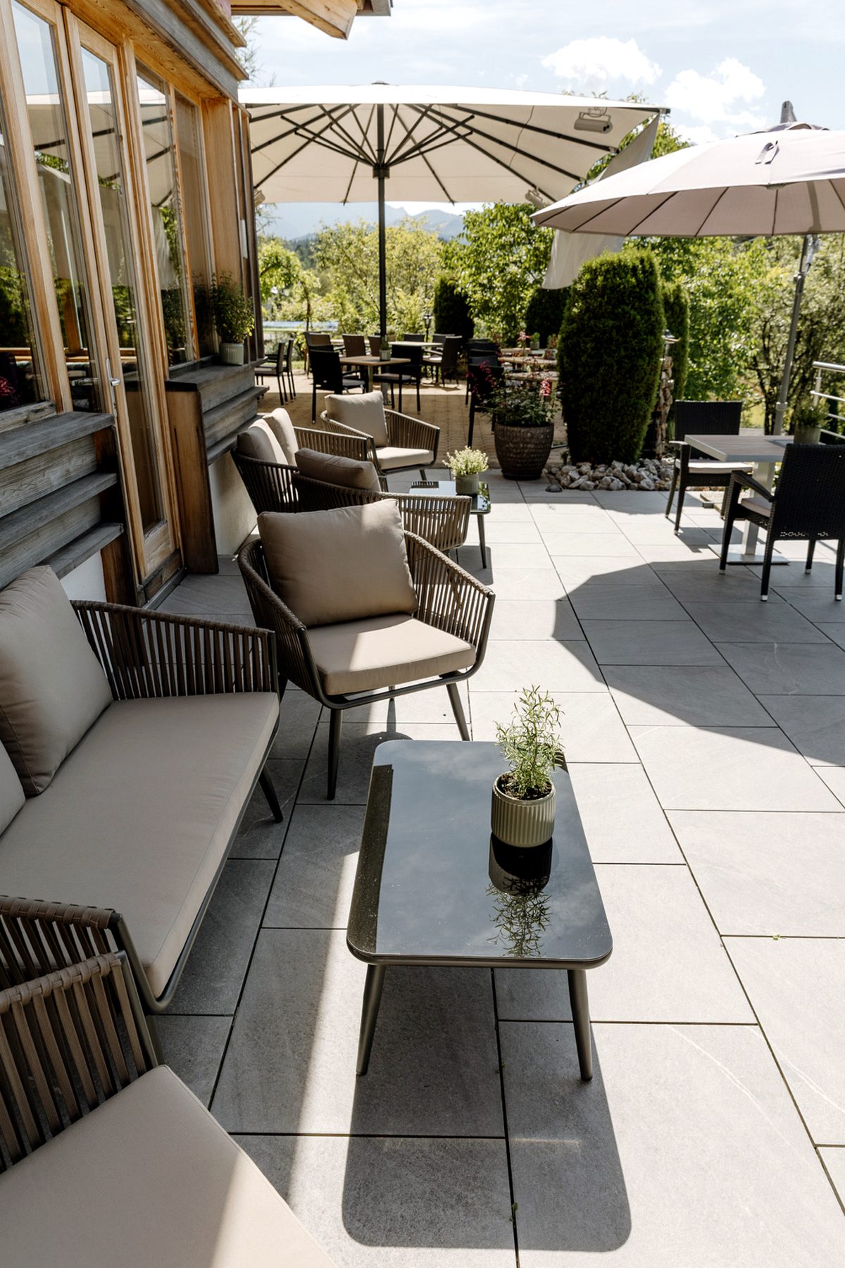 Loungebank im Hochformat Hochformat einer Loungebank mit Tisch auf der Sonnenterrasse im Landhotel zum Bad