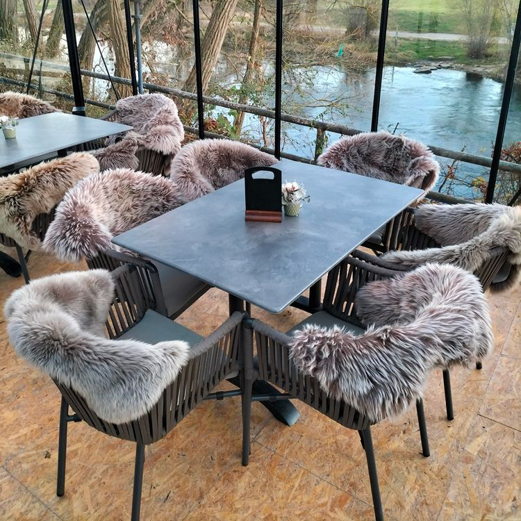 gastronomie-outdoorstuhl-ramila-taupe-_7 Gastronomie Terrassenstuhl Ramila-48 Taupe als moderner, wetterfester Outdoorstuhl mit Geflecht und Kissen auf Metallgestell im Gasthof zum Anker | Bad Staffelstein