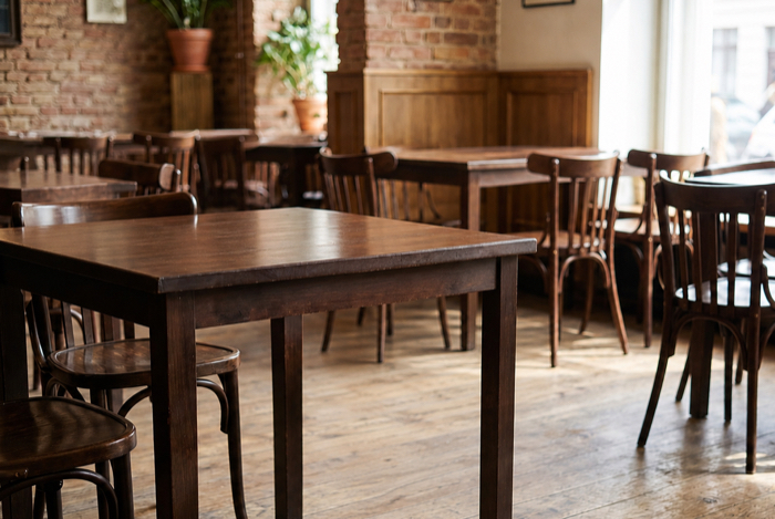 Bistrotische mit Holzstühlen in einem Café