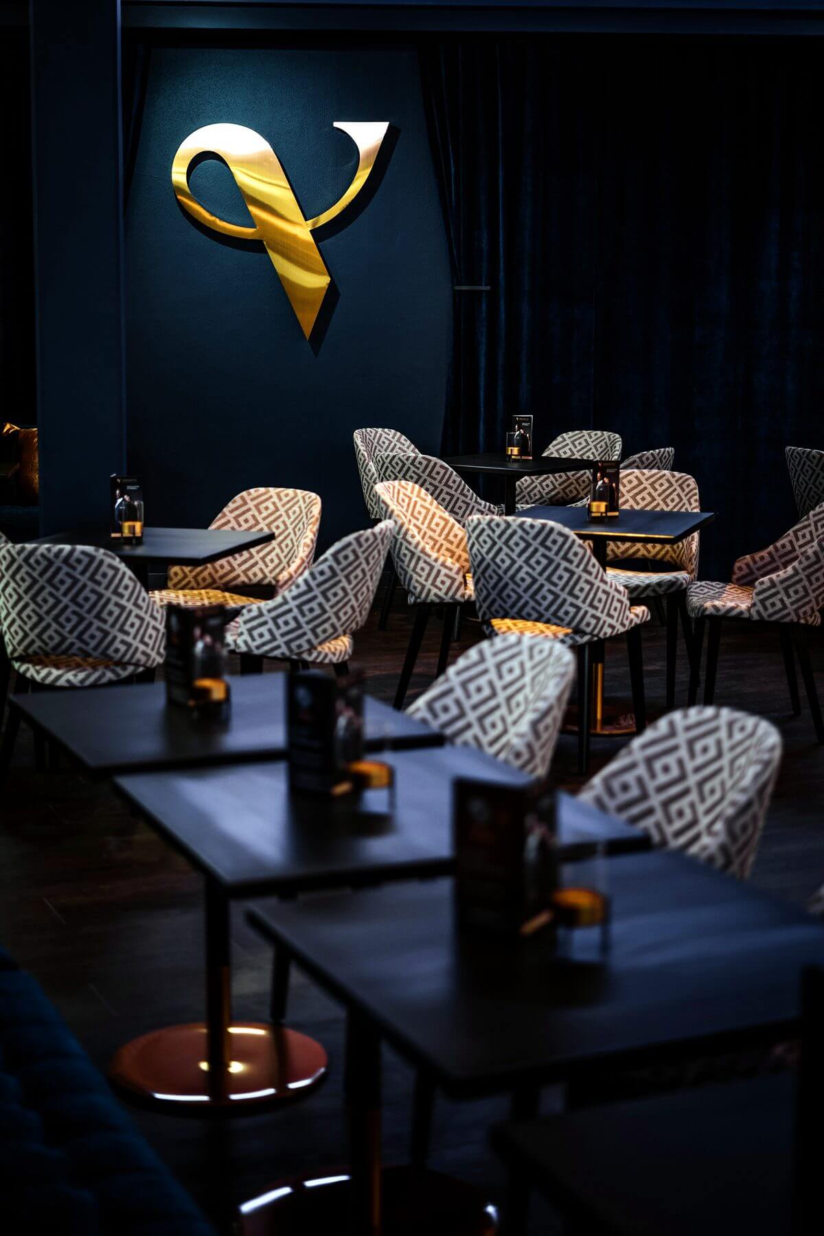 Bar- und Lounge-Sitzbereich bei VERSCHMITTST Bar- und Lounge-Sitzbereich im Zaubertheater VERSCHMITTST in Weilheim mit gemusterten Cizron-Stühlen
