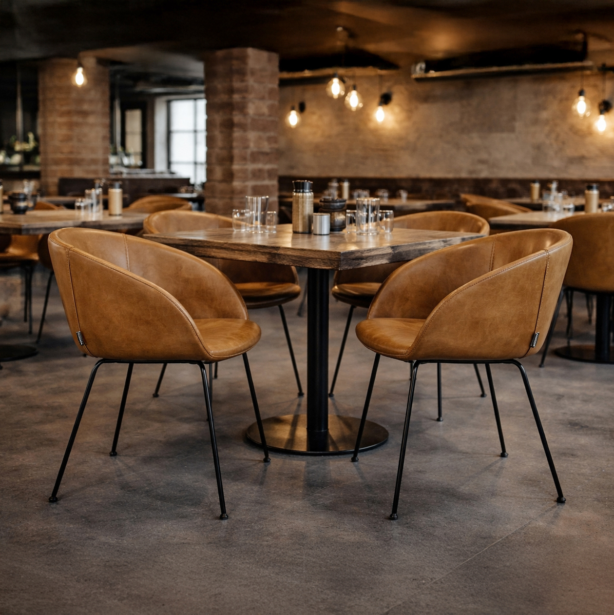 indoorstuehle_gastronomie_estara_brown_stimmungsbild_im_restaurant Estara Brown Indoorstuhl mit Armlehnen und Vollpolsterung – Stimmungsbild im Restaurant