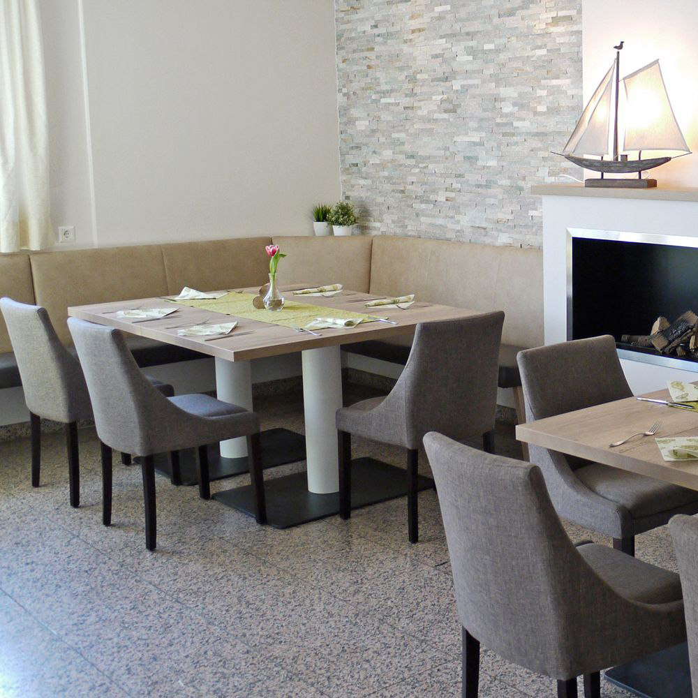 Beizton: American Walnut/Bezug: Lux-04/Foto: Hotel & Restaurant Am Obstgarten