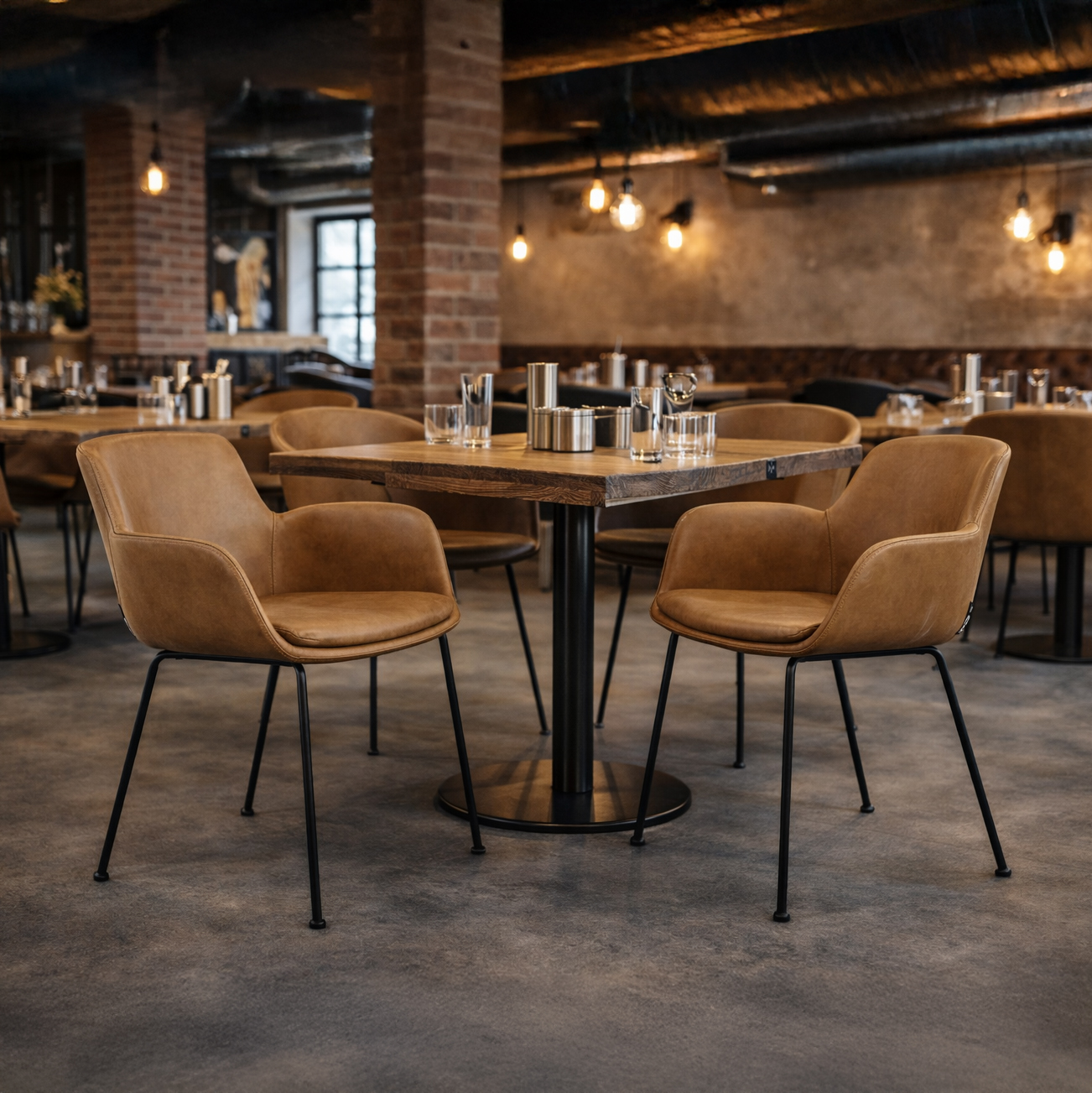 Rito Brown Indoorstuhl mit Armlehnen und Vollpolsterung – Stimmungsbild im Restaurant