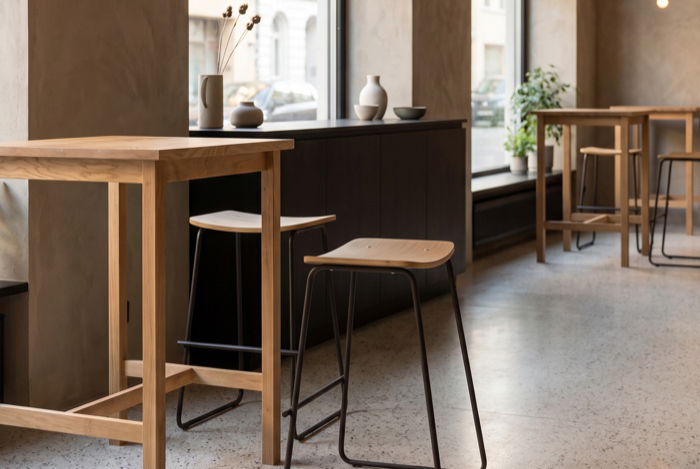 Hoher Tisch mit Hockern im Innenbereich