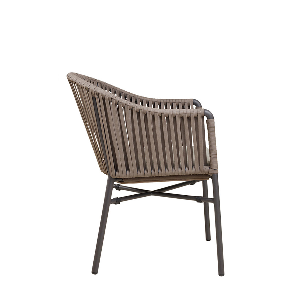 Gastronomie_Terrassenstuhl_Ramila_Seite_1000px Gastronomie Terrassenstuhl Ramila-48 Taupe als moderner, wetterfester Outdoorstuhl mit Geflecht und Kissen auf Metallgestell Seitenansicht
