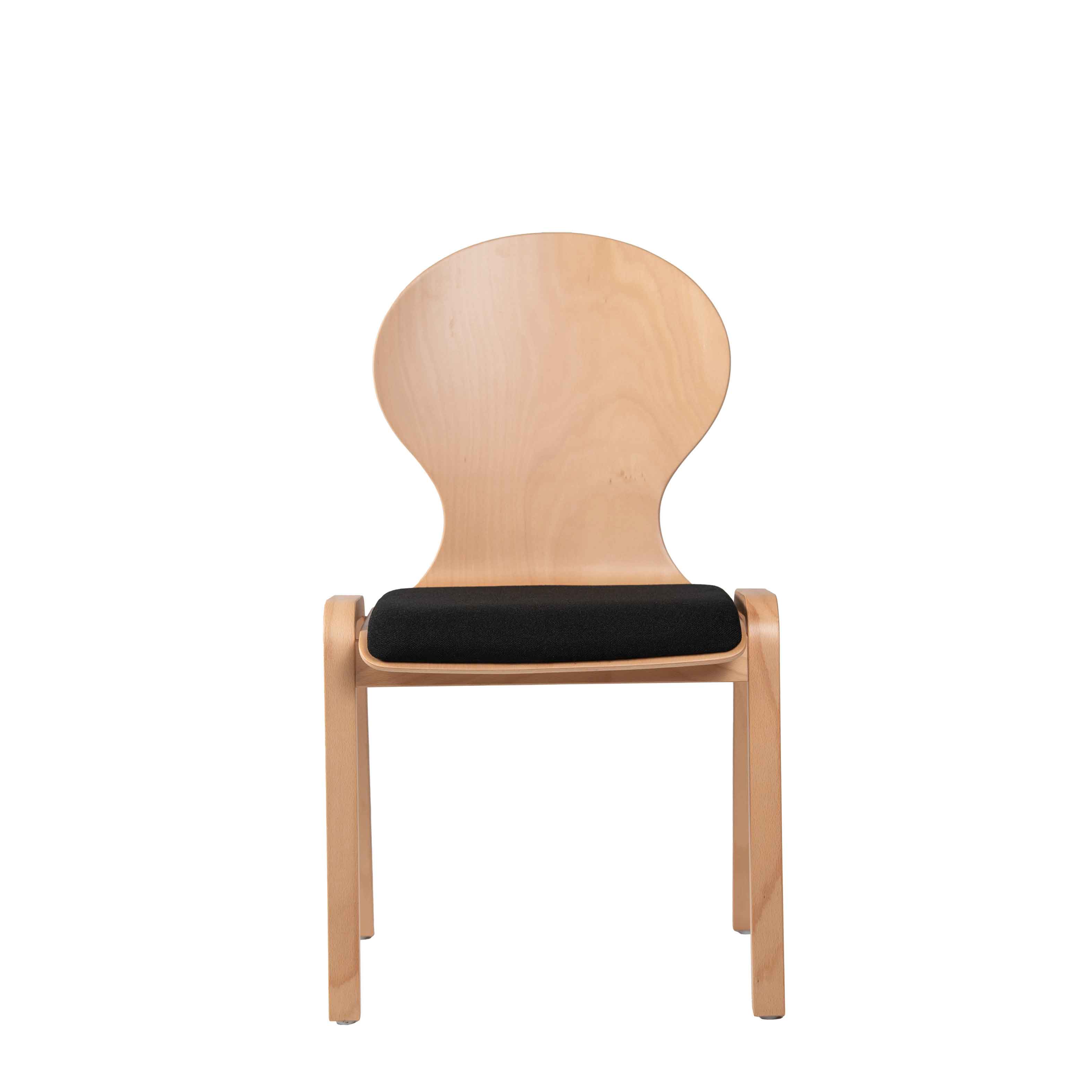 Konferenzstuhl Eruno 110 W mit runder Rückenlehne und gepolsterter Sitzfläche aus Buchenholz – Frontalansicht