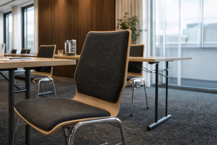 Gepolsterter Konferenzstuhl an Seminartischen