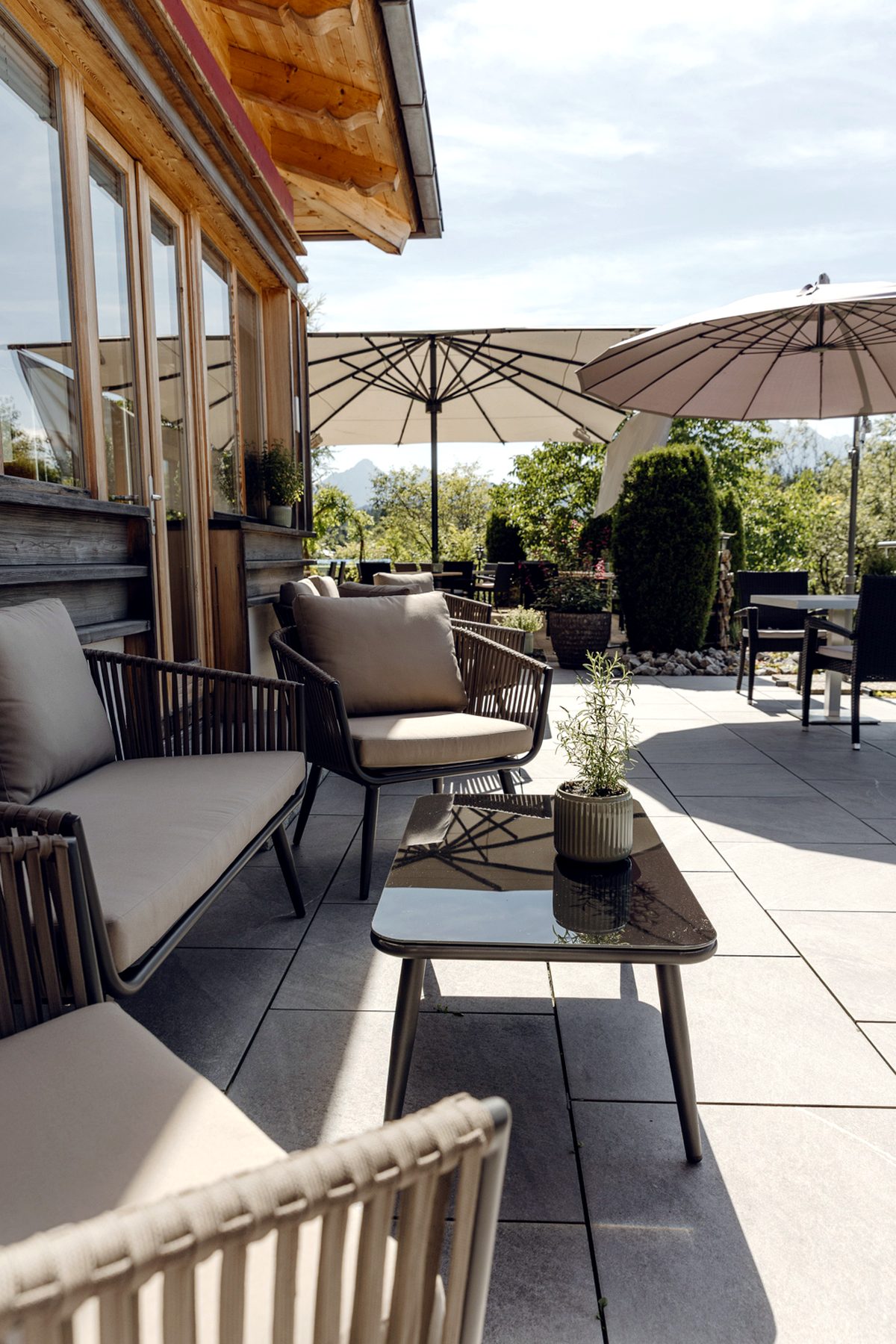 Sonnenterrasse im Hochformat Hochformat der Sonnenterrasse im Landhotel zum Bad mit Loungeplätzen und Blick ins Grüne