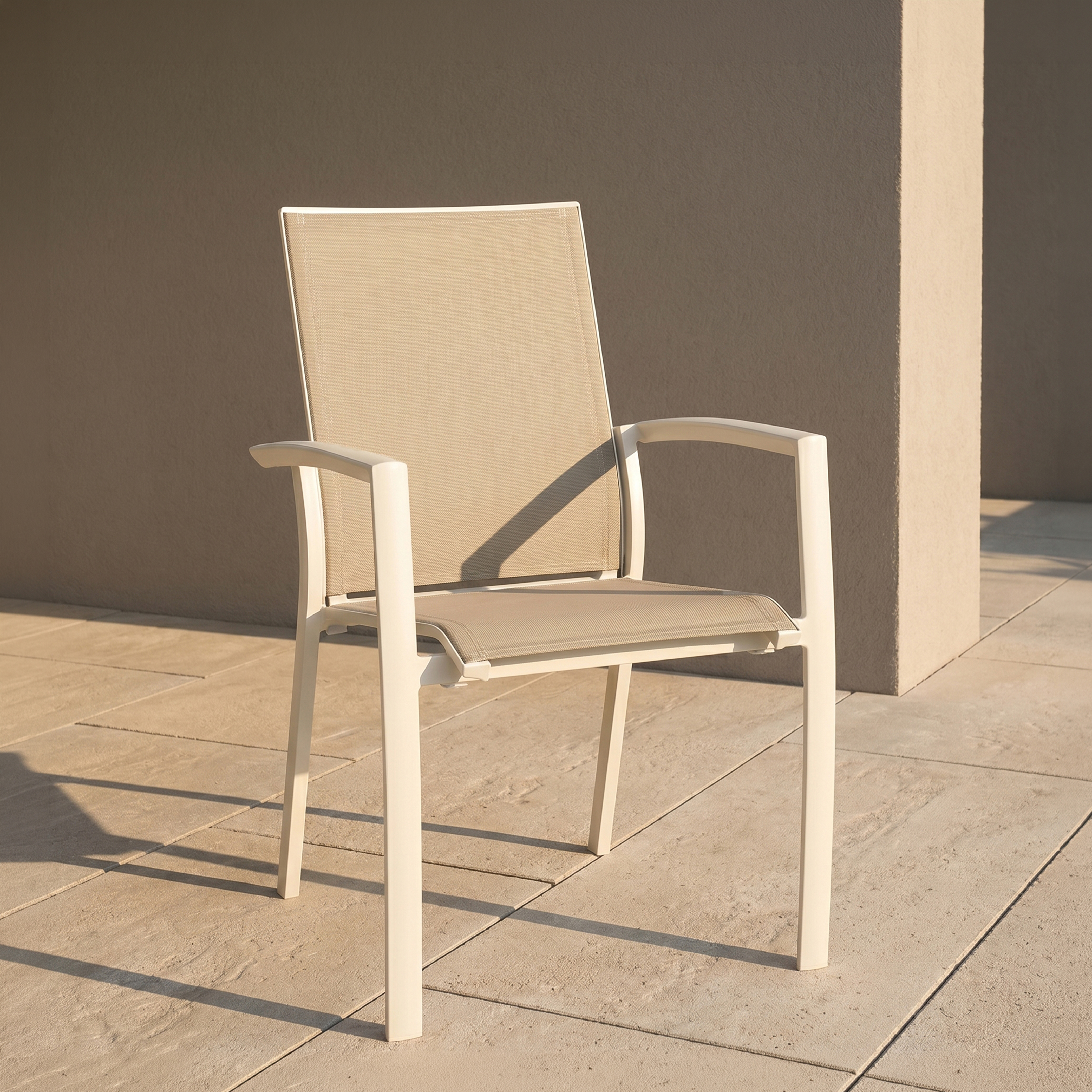 terrassenstuehle_gastronomie_gomera_cream_taupe_milieubild_einzeln Outdoorstuhl Gomera Cream-Taupe – Milieubild Einzeln