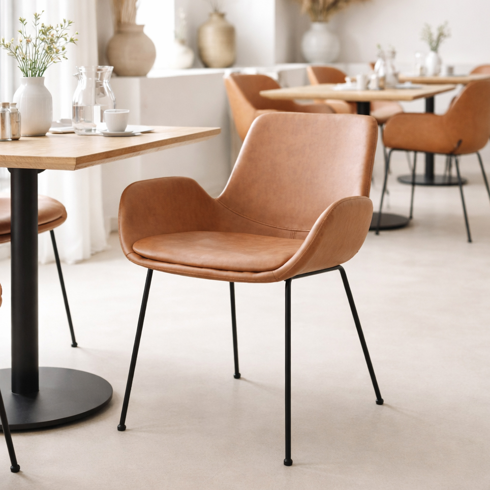 Rito Arm Brown Vollpolsterstuhl für Gastronomie – Millieubild Einzeln