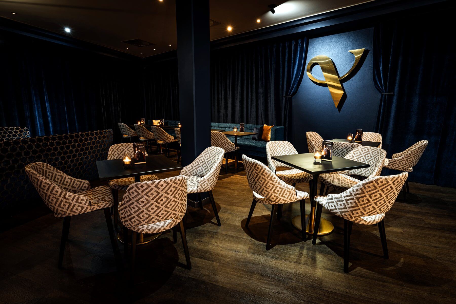Tischgruppen in der Bar & Lounge Tischgruppen in der Bar & Lounge des Zaubertheaters VERSCHMITTST mit Cizron-Stühlen und dunklem Boden