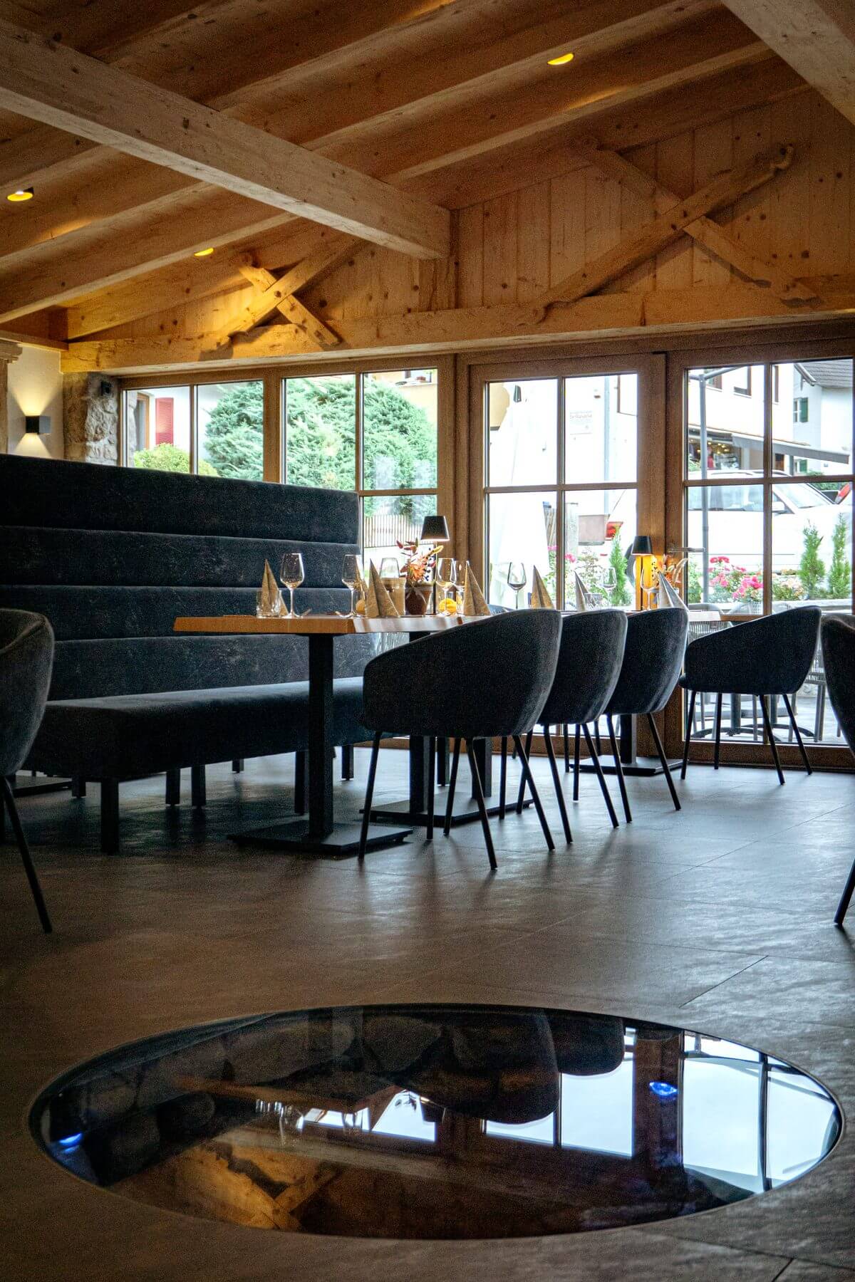 Gastraum im Restaurant Pfeiffer am Wörthsee mit Fensterfront, Holzbalkendecke und Sitzplätzen