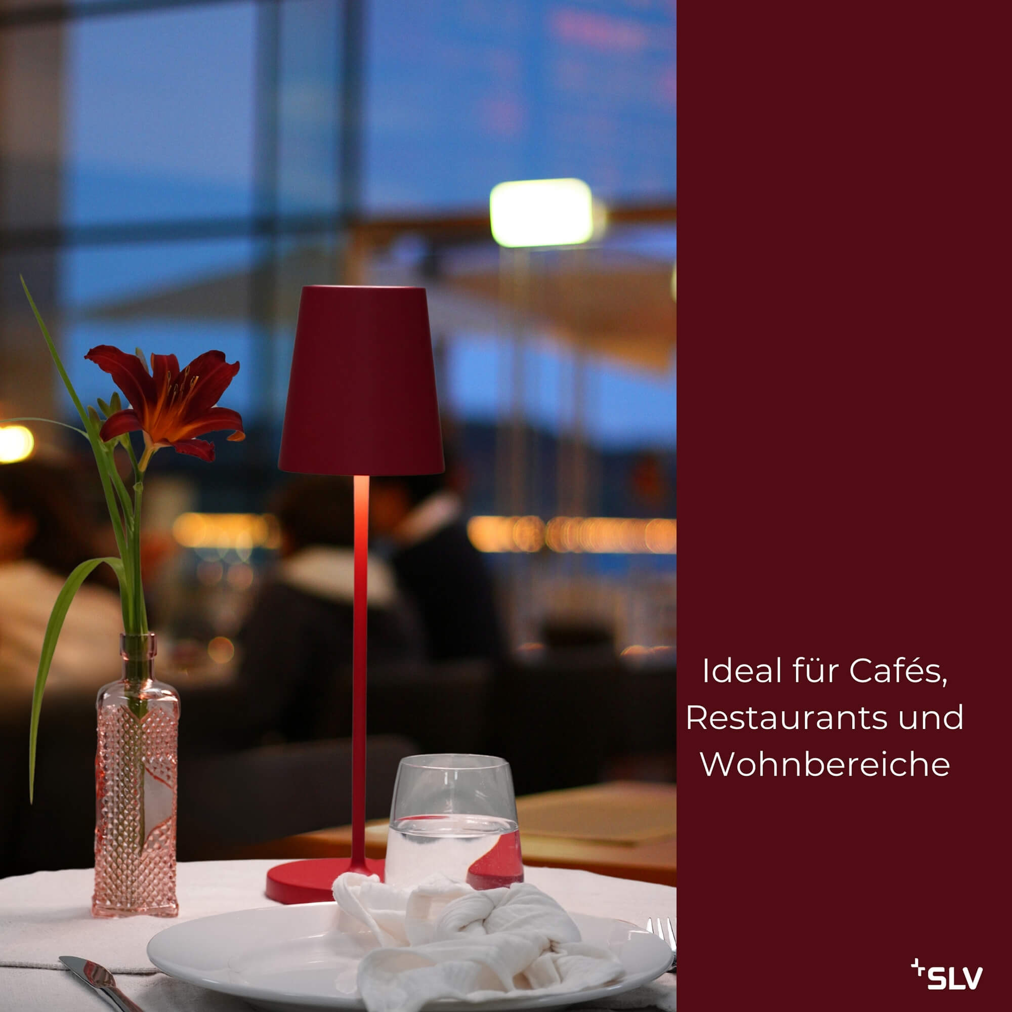 outdoorlampe Vinolina in Rot für Cafés, Restaurants und Wohnbereiche outdoorlampe Vinolina in Rot auf gedecktem Restauranttisch neben Glas und Vase, ideal für Cafés, Restaurants und Wohnbereiche