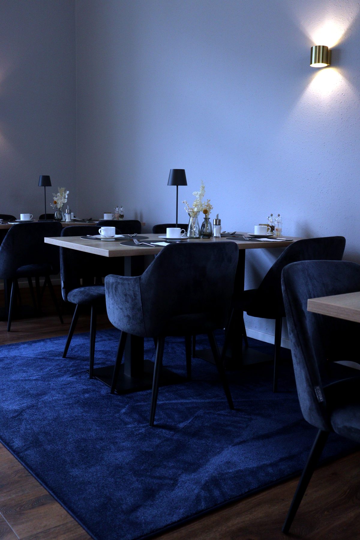 Sitzgruppe auf blauem Teppich Sitzgruppe im Hotel Stadt Hameln mit rundem Tisch und blauem Teppich