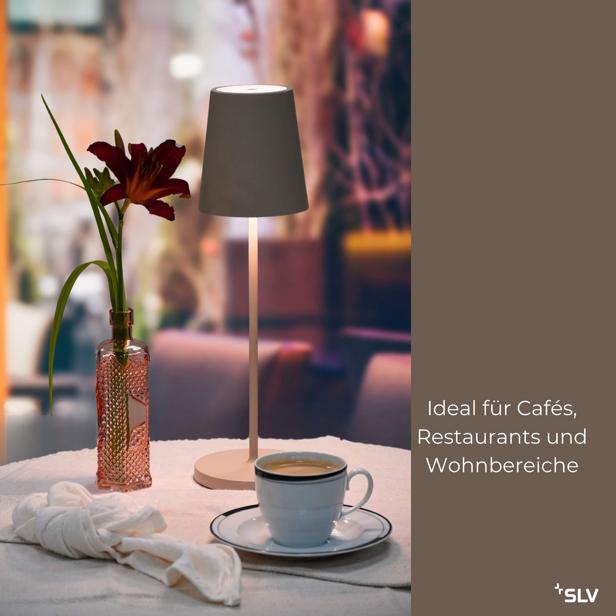 outdoorlampe Vinolina in Beige für Cafés, Restaurants und Wohnbereiche outdoorlampe Vinolina in Beige auf gedecktem Tisch mit Kaffeetasse und Blumenvase, ideal für Cafés, Restaurants und Wohnbereiche