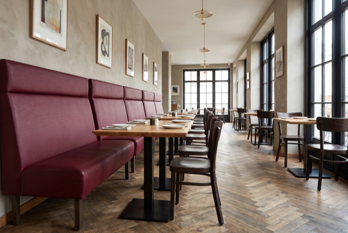 Rote Polsterbank entlang einer Restaurantwand