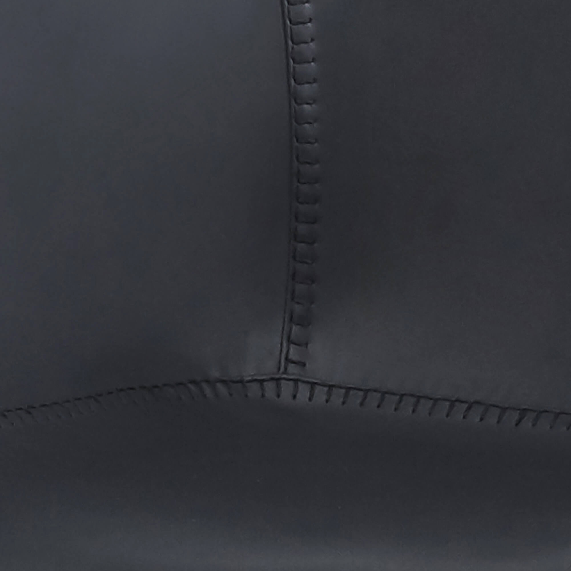 Estara Antique Black Indoorstuhl mit Armlehnen und Vollpolsterung – Naehte