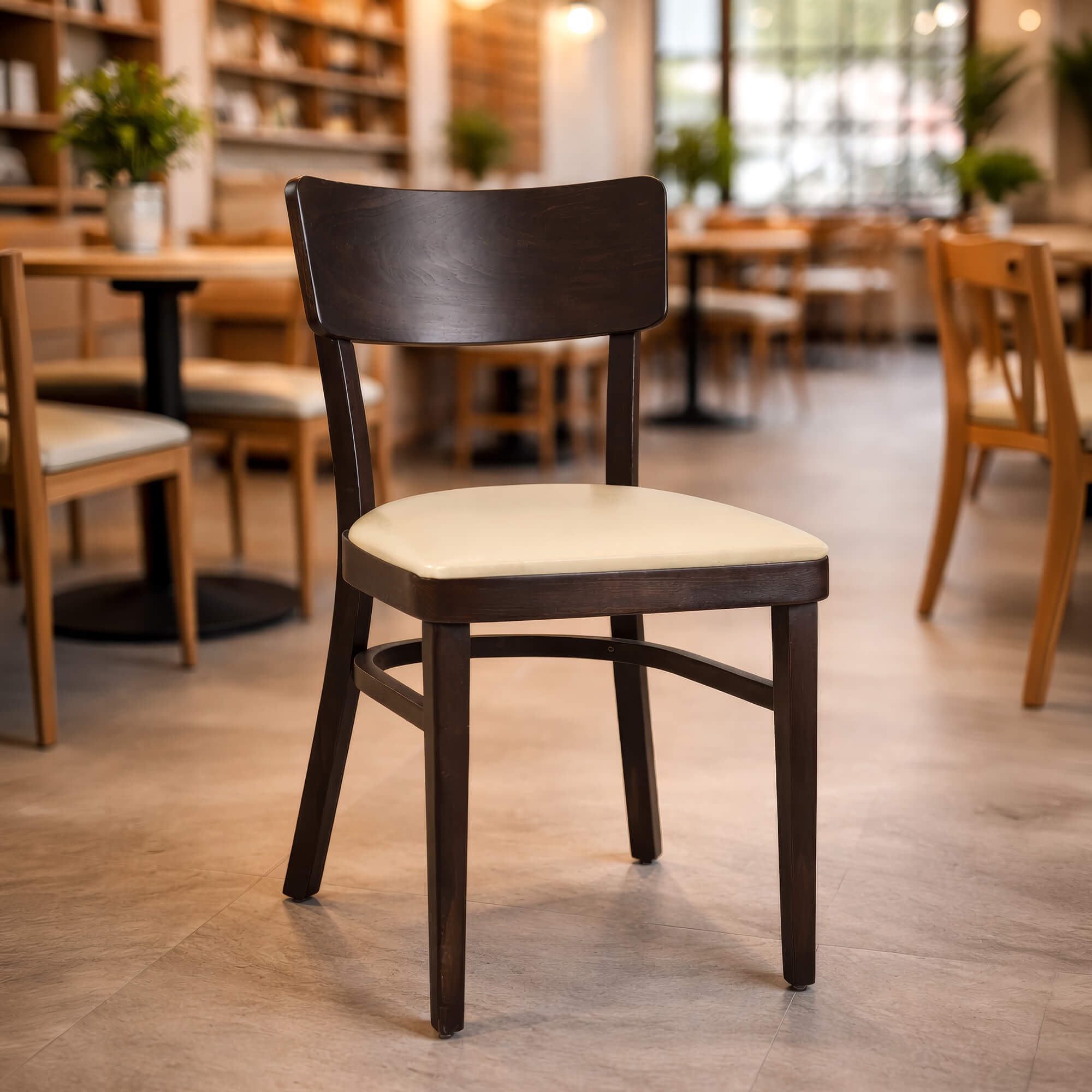 Holzstuhl Lugona P AW im Restaurant mit cremefarbener Polsterung Holzstuhl Lugona P AW in American Walnut mit cremefarbener Sitzfläche im modernen Gastronomie-Ambiente