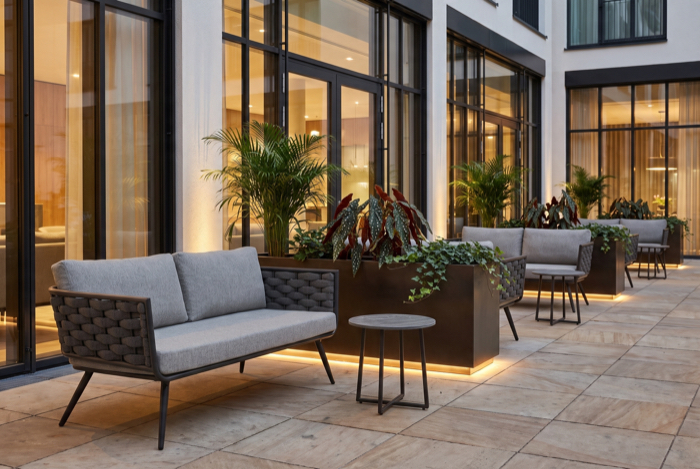 Outdoor-Loungesofa auf moderner Terrasse