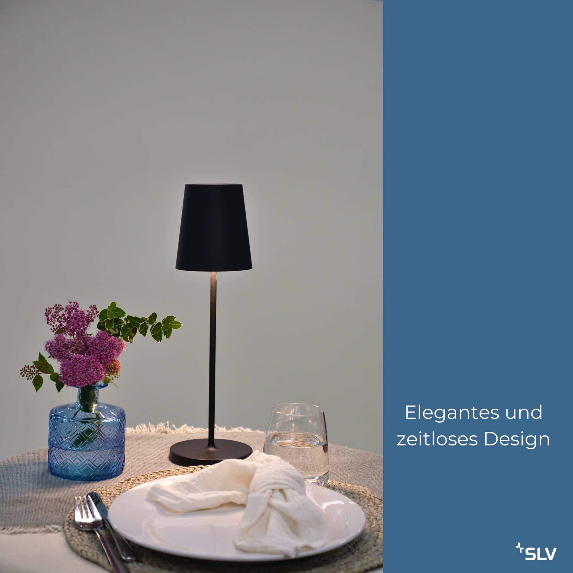 Outdoorlampe Vinolina Two Schwarz mit zeitlosem Design für Gastronomie und Wohnbereich Outdoorlampe Vinolina Two Schwarz auf gedecktem Tisch mit elegantem Design