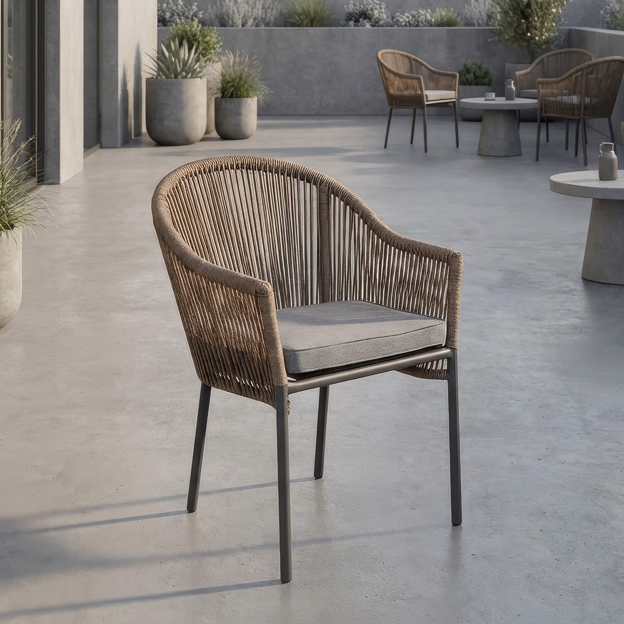 Gastronomiestuhl Outdoorstuhl Mona Natur für Terrasse und Außenbereich Gastronomiestuhl Outdoorstuhl Mona Natur mit geflochtener Rückenlehne und Sitzkissen auf moderner Terrasse