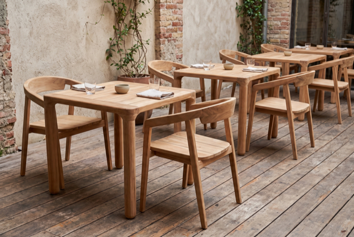 Holzmöbel auf einer Restaurantterrasse