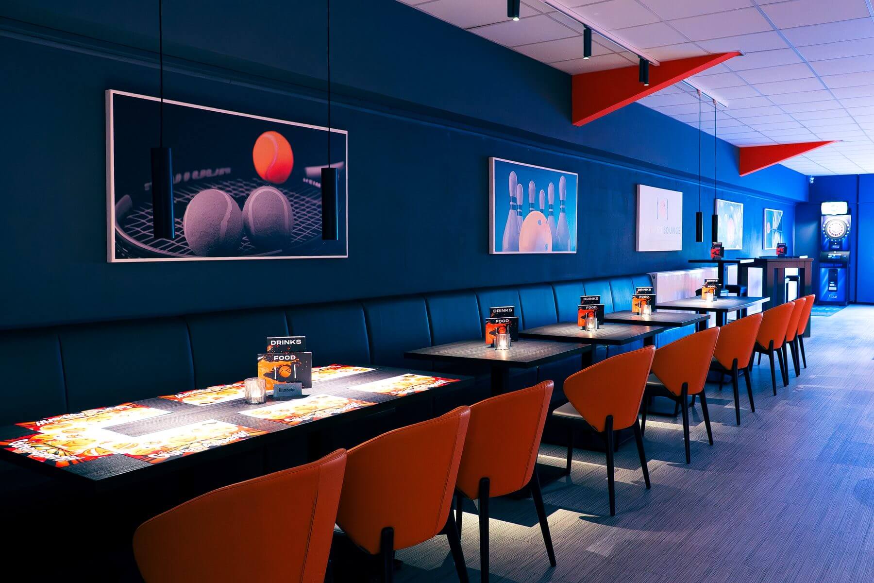 Lange Sitzreihe in der Sportsbar Lange Sitzreihe in der Sportsbar der Players Lounge Finnentrop mit Tischen und gepolsterten Stühlen