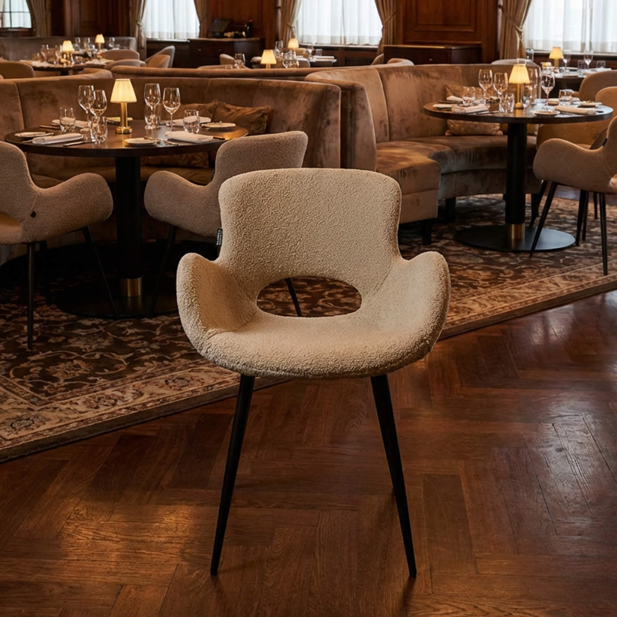 Restaurantstuhl Polsterstuhl Alero – komfortabler Polsterstuhl mit Armlehnen in stilvollem Restaurant