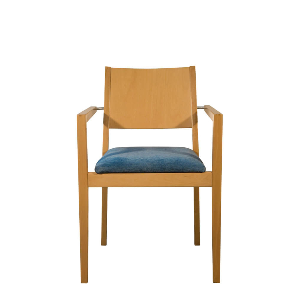 Gastronomie-Holzstuhl_Maia-AL-PPI_frontal Stapelstuhl Maia AL PPI