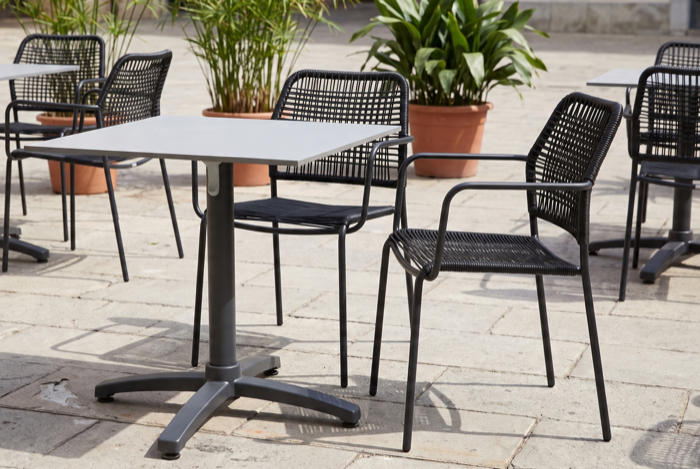 Outdoor-Tischgestelle mit Stühlen auf Terrasse