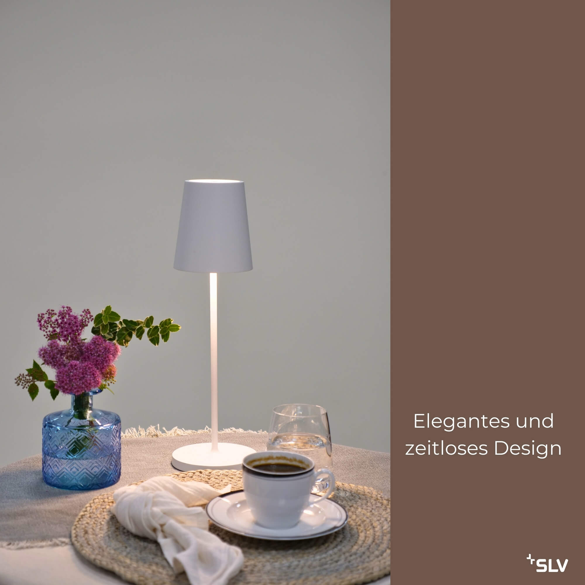 Outdoorlampe Vinolina Two Weiß mit zeitlosem Design für Gastronomie und Wohnbereich Outdoorlampe Vinolina Two Weiß auf gedecktem Tisch mit elegantem Design