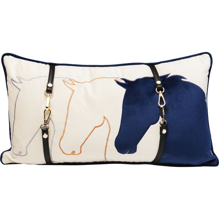 Gastronomie_kissen_horsefaces_30x50cm_frontal Kissen Horsefaces 30x50 cm in Creme und Dunkelblau mit stilisierten Pferdeköpfen, gestickten Konturen und dekorativen Lederriemen mit Metallbeschlägen
