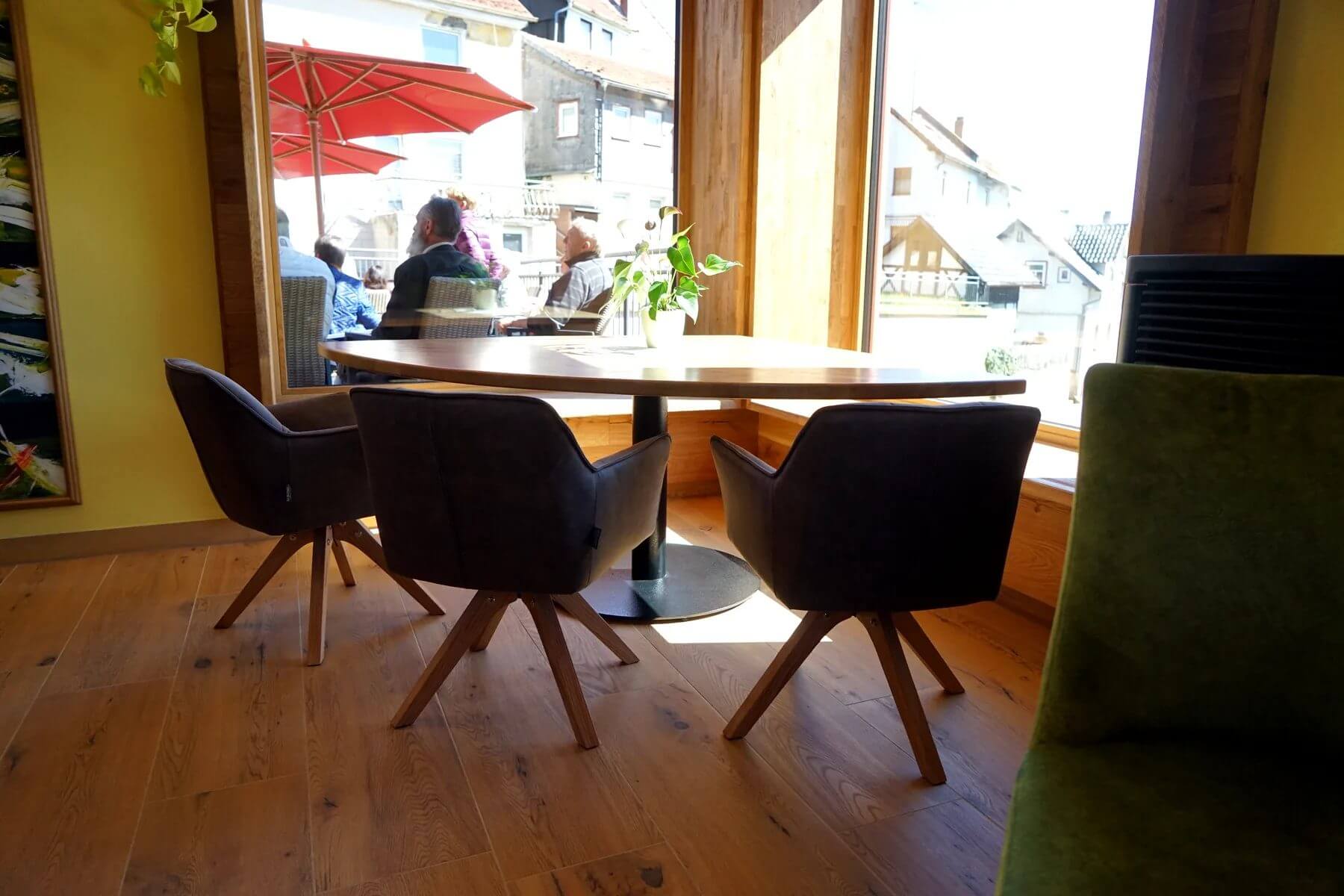 Fensterplatz im Cafe Flow mit Tischgestell Marino und gepolsterten Sitzmoebeln