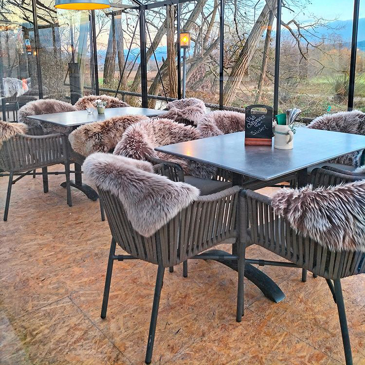 Gasthof_zum_Anker_1000px Gastronomie Terrassenstuhl Ramila-48 Taupe als moderner, wetterfester Outdoorstuhl mit Geflecht und Kissen auf Metallgestell im Gasthof zum Anker | Bad Staffelstein