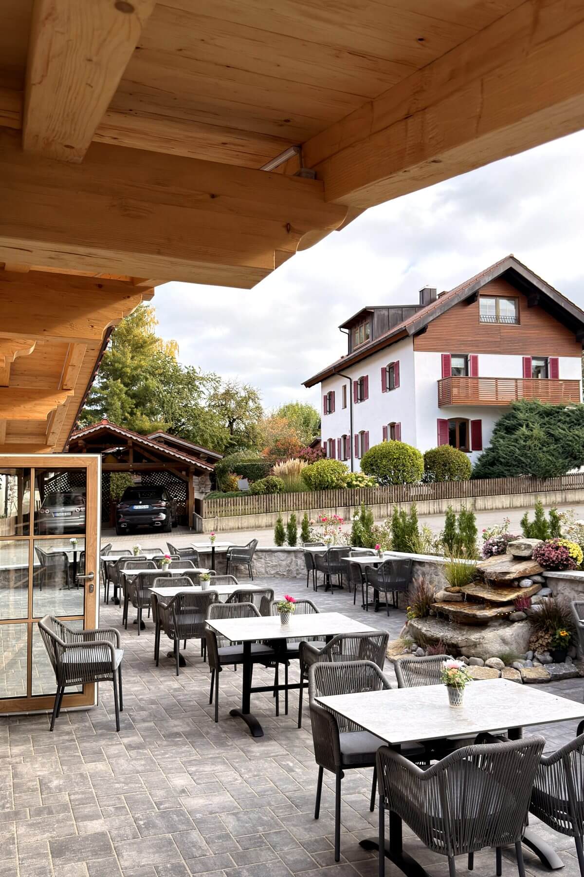 Terrasse im Hochformat Hochformat der Terrasse im Restaurant Pfeiffer am Wörthsee mit Outdoor-Stühlen und Blick auf den Außenbereich