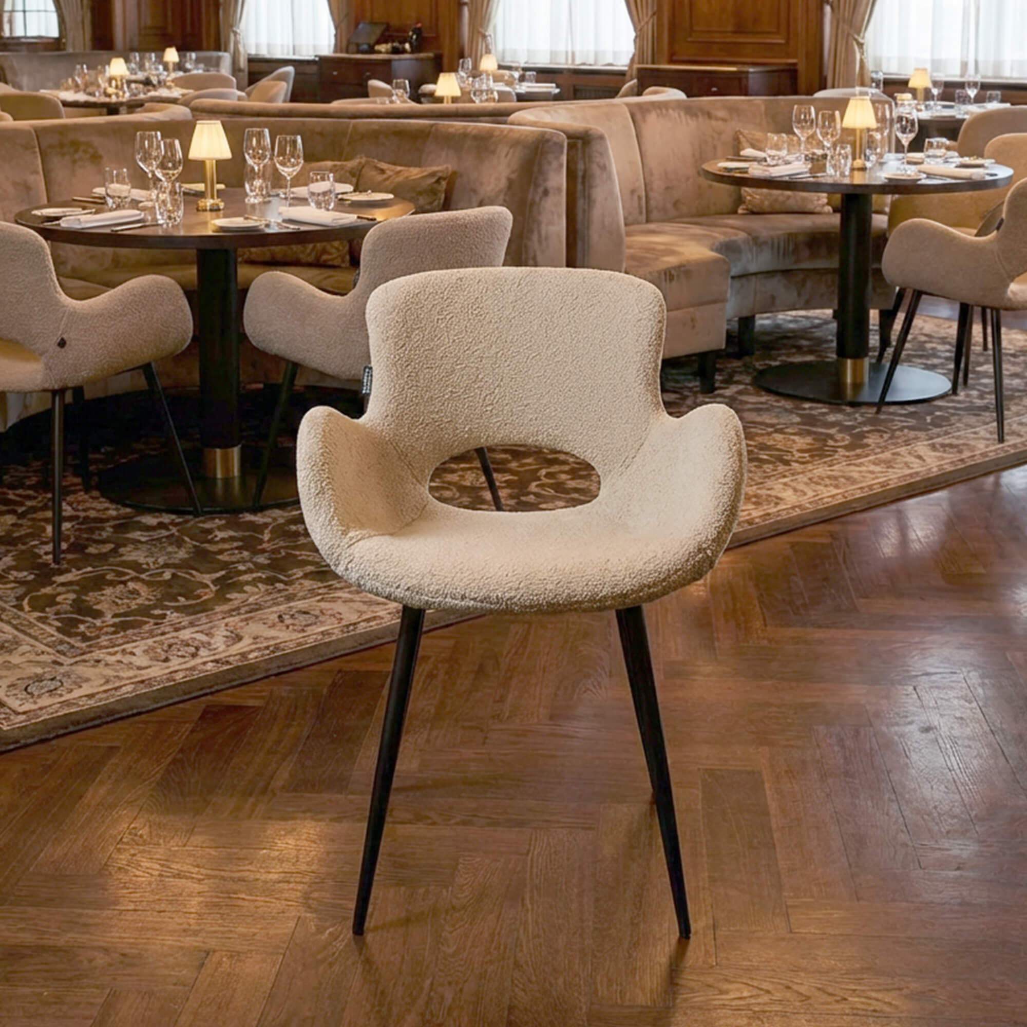 Restaurantstuhl Polsterstuhl Alero – komfortabler Polsterstuhl mit Armlehnen in stilvollem Restaurant