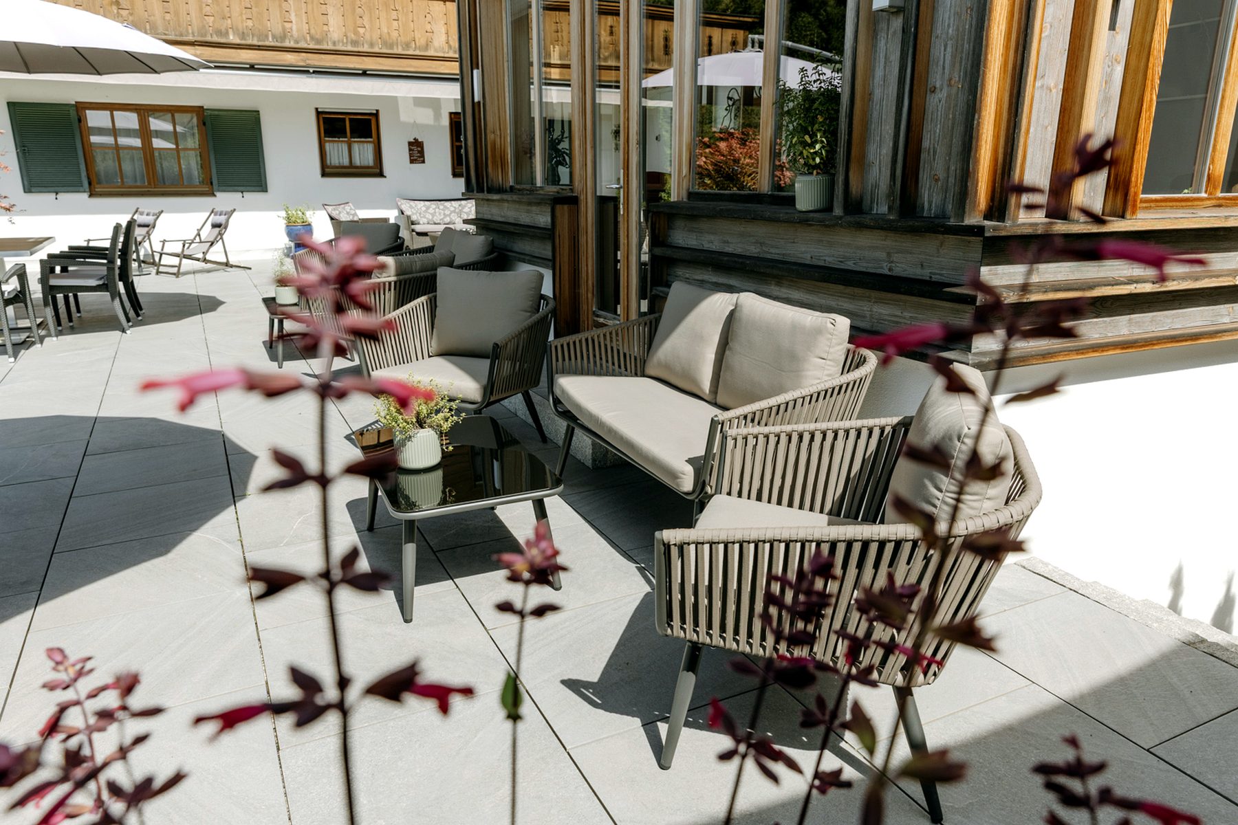 Loungegruppe auf der Terrasse Loungegruppe auf der Terrasse des Esszimmer am Bichl mit Outdoor-Sesseln, Tisch und Sitzbank