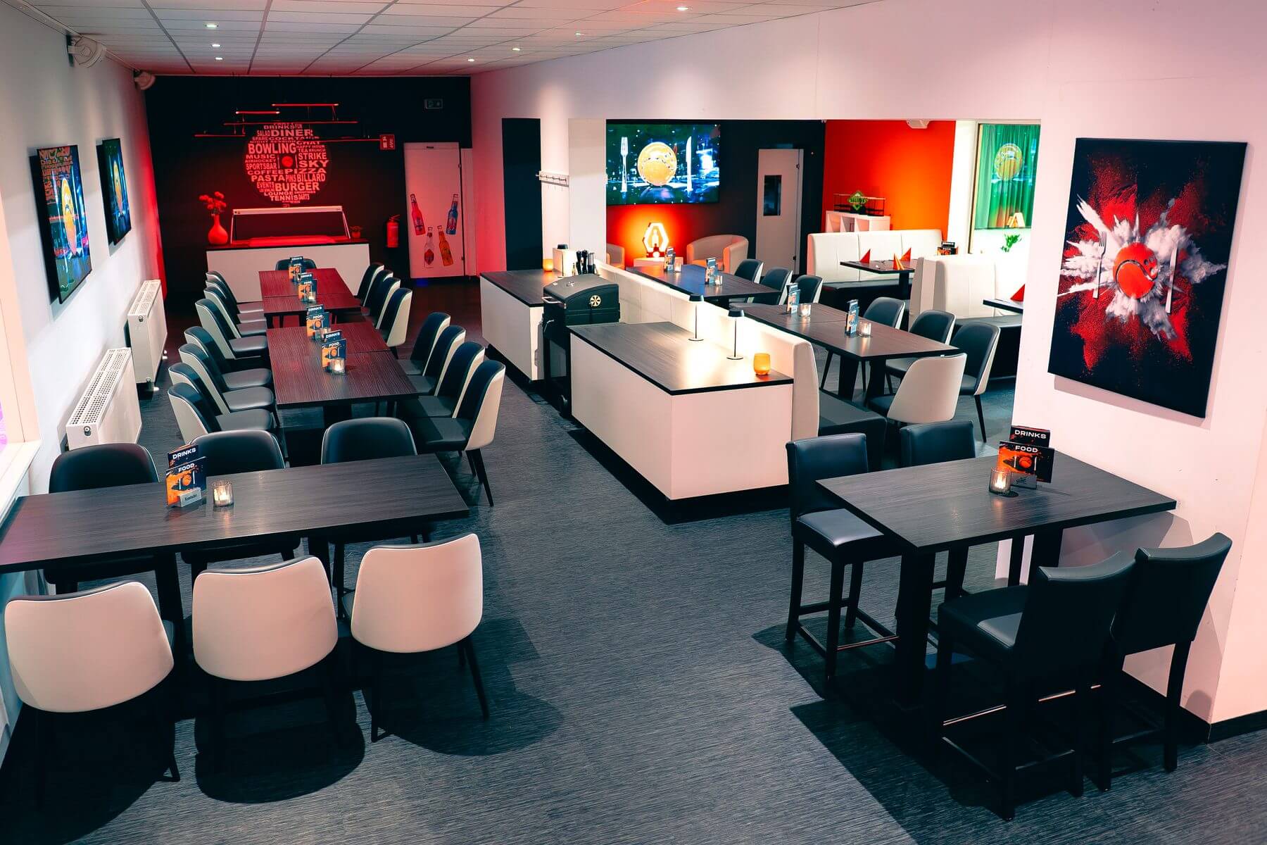 Gastraum-Übersicht der Players Lounge Finnentrop Übersicht des Gastraums der Players Lounge Finnentrop mit Theke, Sitzplätzen und TV-Bereich