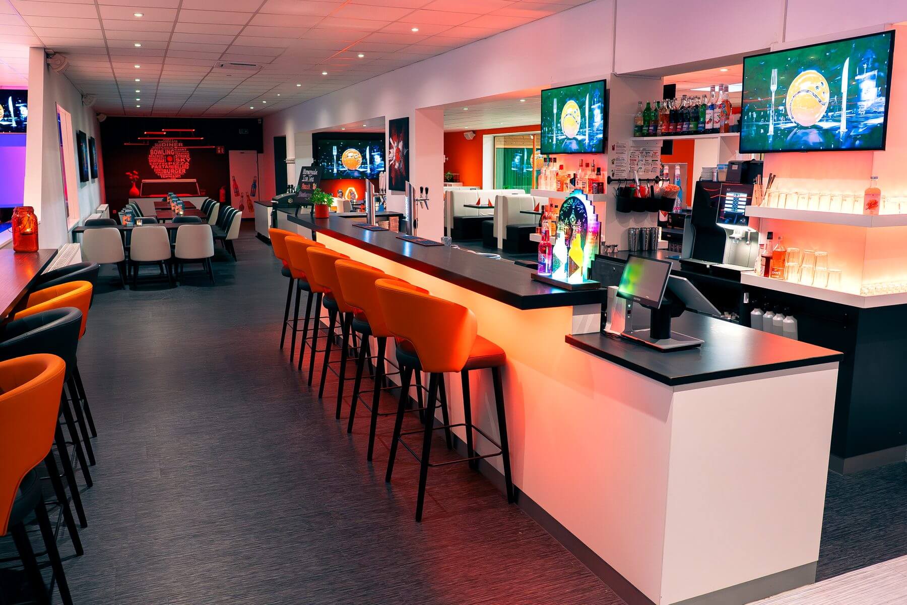 Barbereich und Theke der Players Lounge Finnentrop Barbereich mit Theke und Sitzplätzen in der Players Lounge Finnentrop