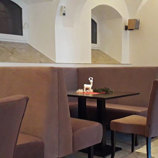 Tischgestell aus Metall für die Gastronomie - Marino-TGF-407 mit zwei Metallsäulen im Restaurant