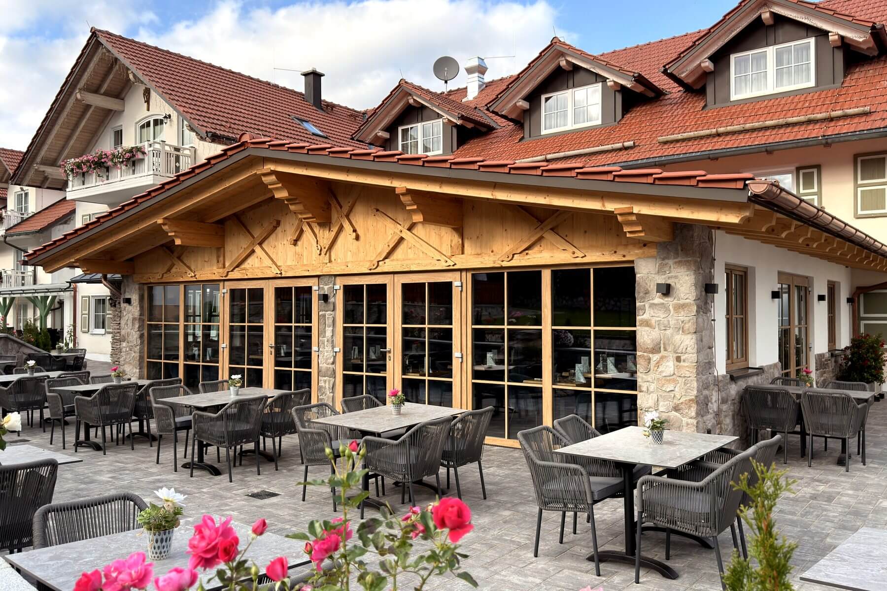 Terrasse am Hotel Jakl-Hof Terrasse des Restaurant Pfeiffer im Hotel Jakl-Hof mit Outdoor-Möbeln und Holzfassade
