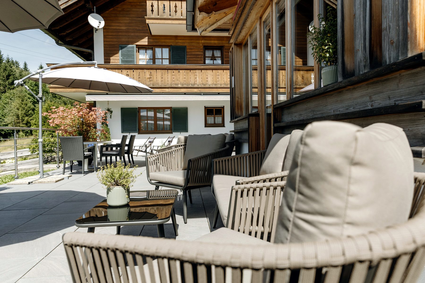 Sesseldetail auf der Sonnenterrasse Detailaufnahme eines Outdoor-Sessels auf der Sonnenterrasse des Landhotels zum Bad