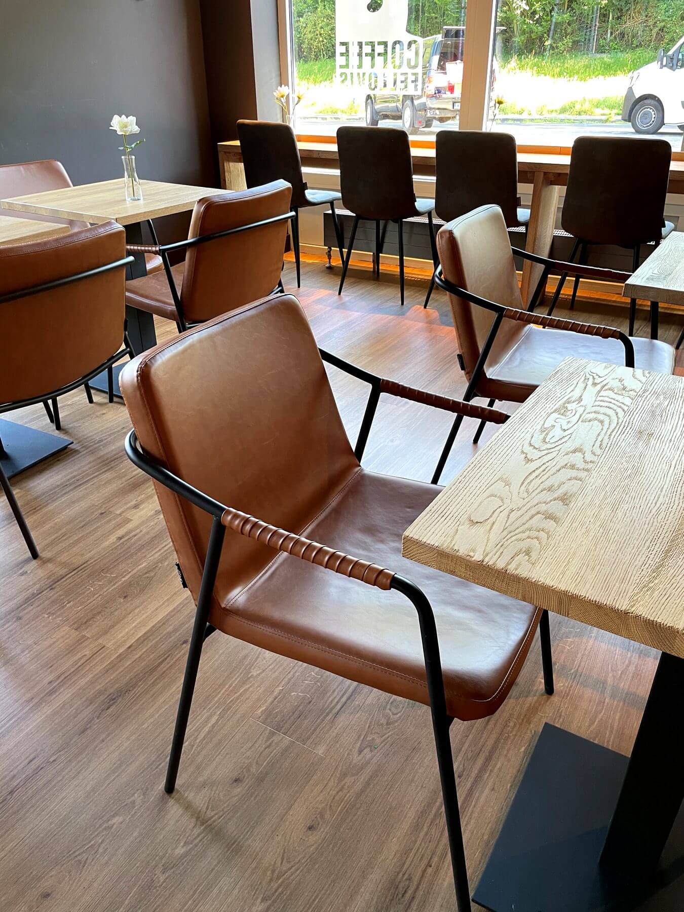 Marino Tischgestelle mit Gastronomiestühlen Marino Tischgestelle und braune Gastronomiestühle im Sitzbereich von Coffee Fellows Campus Suite