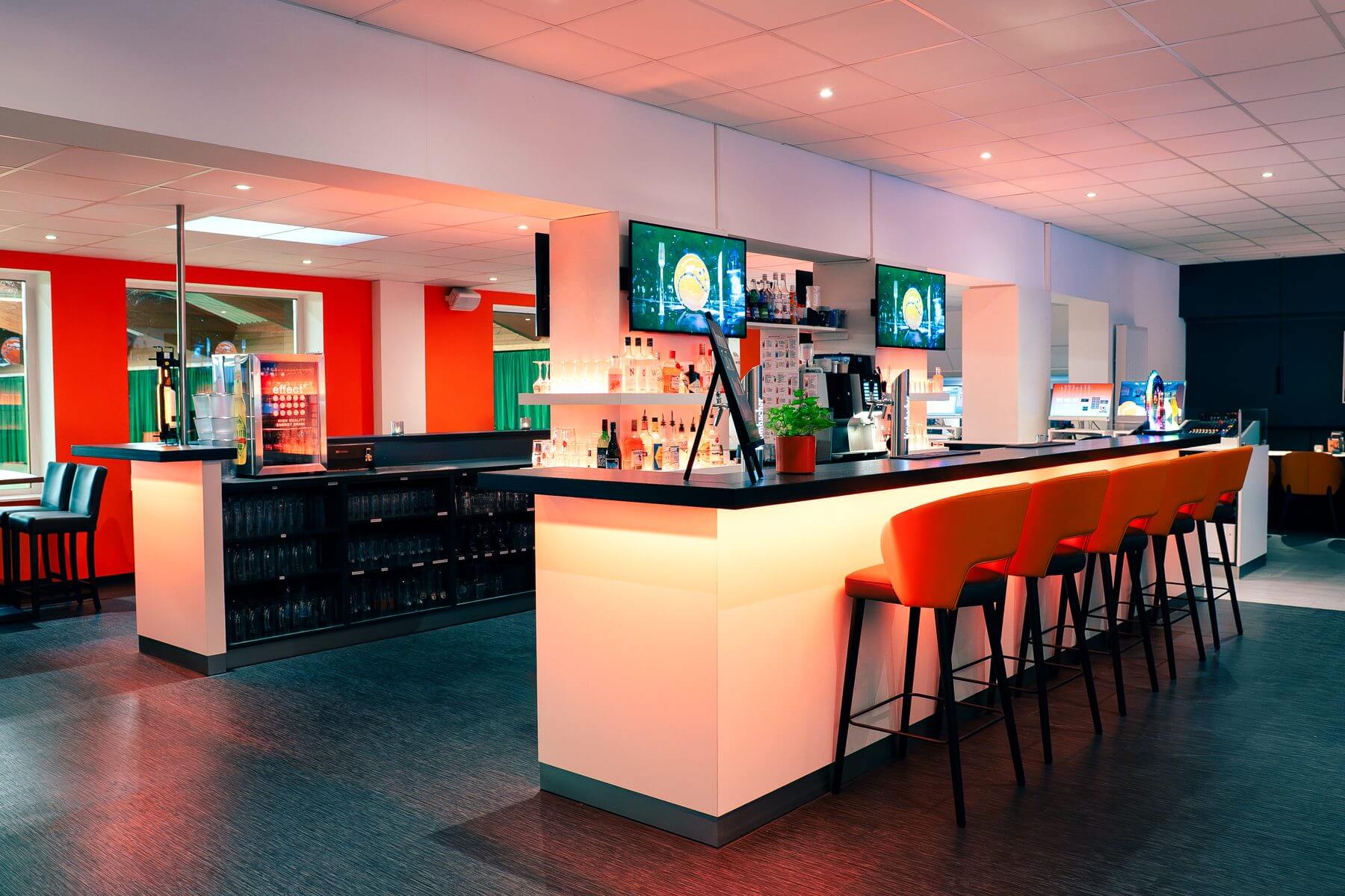Thekenbereich mit Barhockern Thekenbereich der Players Lounge Finnentrop mit Barhockern und beleuchteter Bar