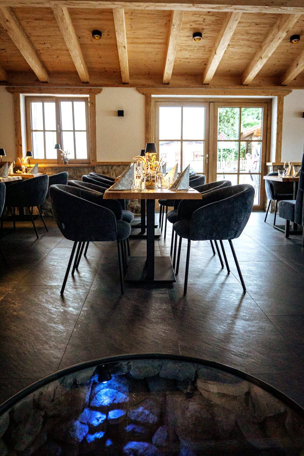 Gastraum im Hochformat Hochformat des Gastraums im Restaurant Pfeiffer am Wörthsee mit Holzdecke, Tischen und Polsterstühlen