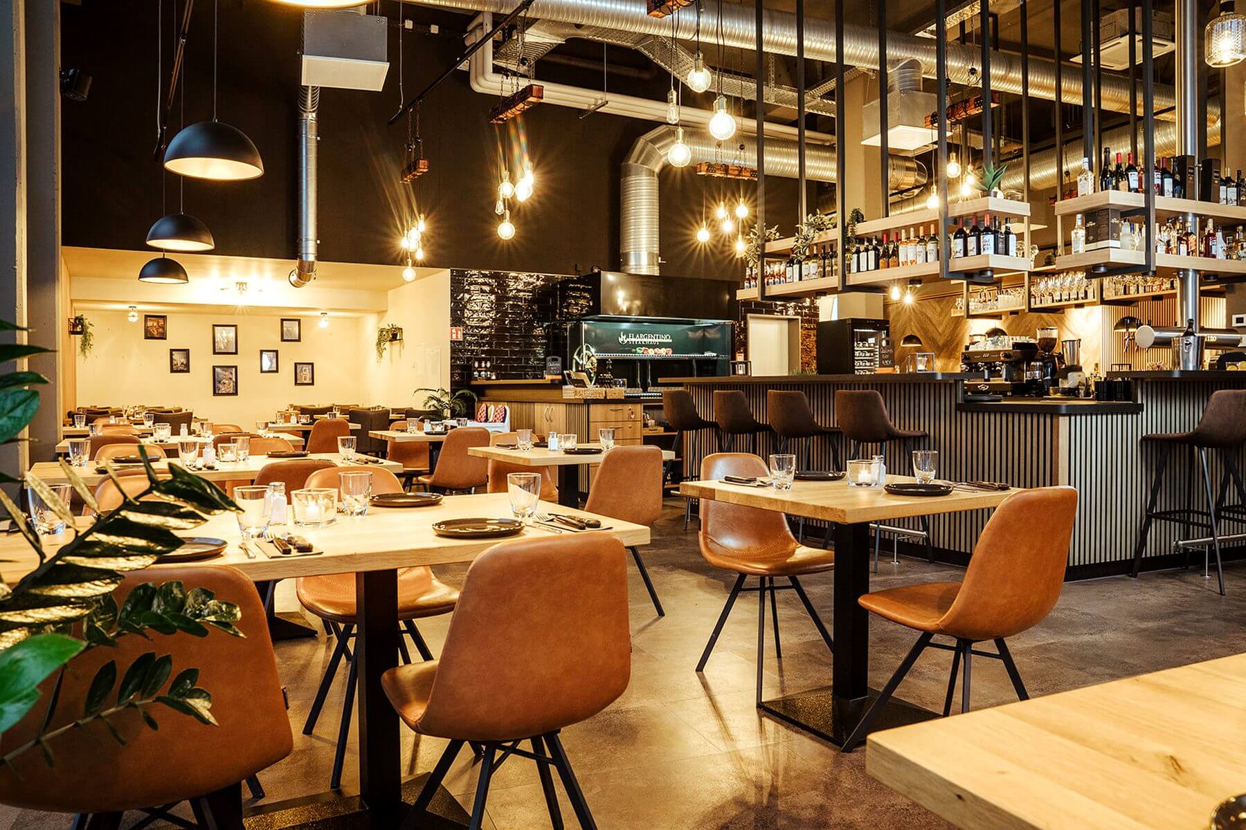 Innenbereich des El Argentino Steakhauses Innenbereich des El Argentino Steakhauses mit warmem Licht, Holzflächen und Restaurantbestuhlung